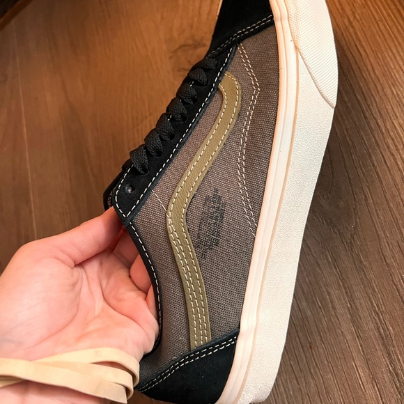 Vans - Picture 2 of 11